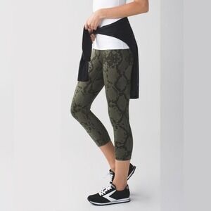 Lululemon Ziggy Snake Fatigue Green Armyā Gator Crop Leggings Women's Size 6
